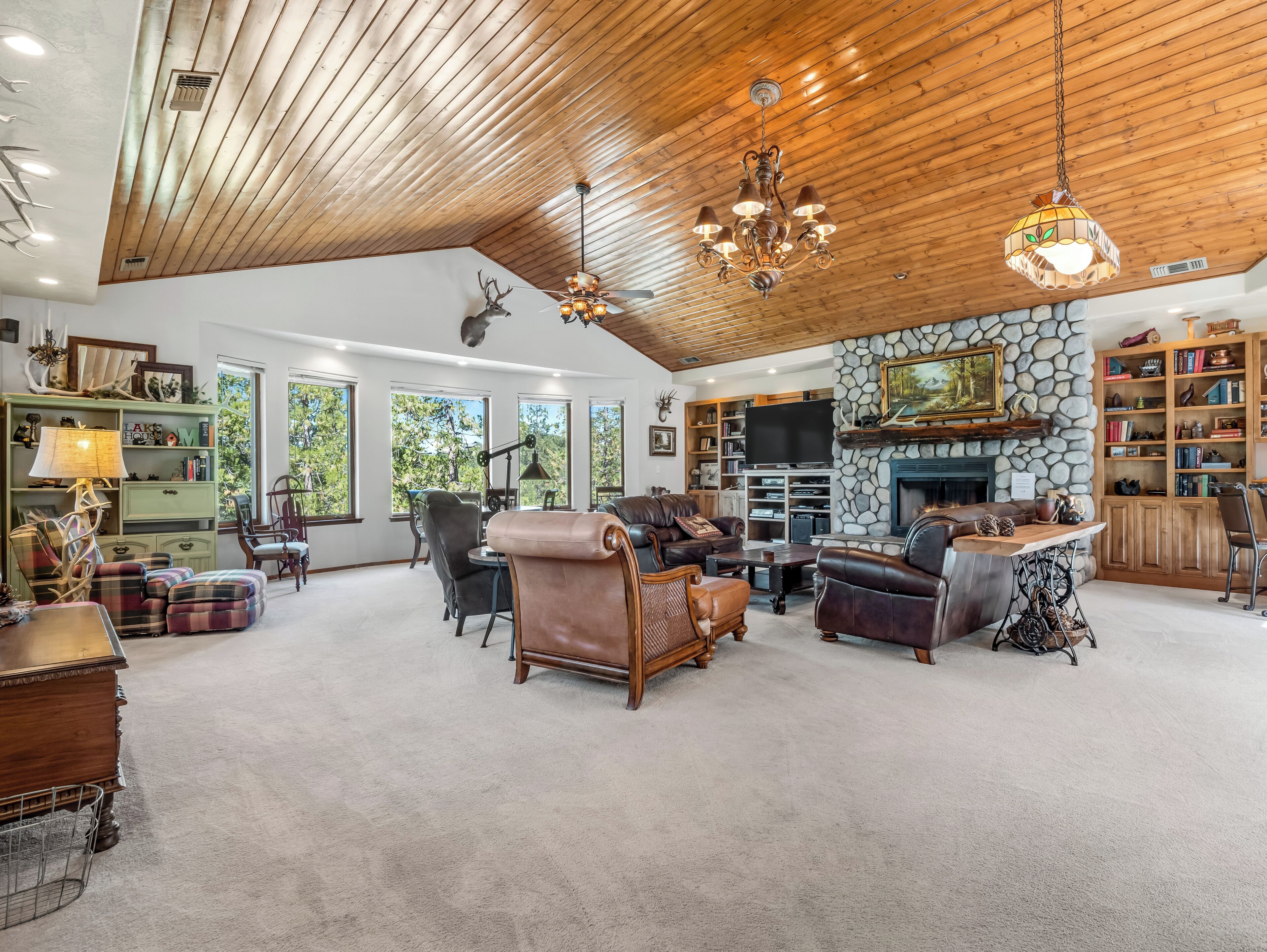 Bass Lake Cabin—Lake Views, BBQ: 4,000+ SQ FT!