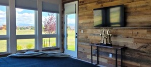 4 habitaciones, escritorio y tabla de planchar con plancha 