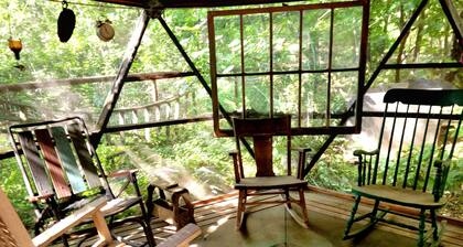 Magical River House ! near Sequoia Park, Hot Tub - SPA, 2 decks, BBQ, Firepitđ„