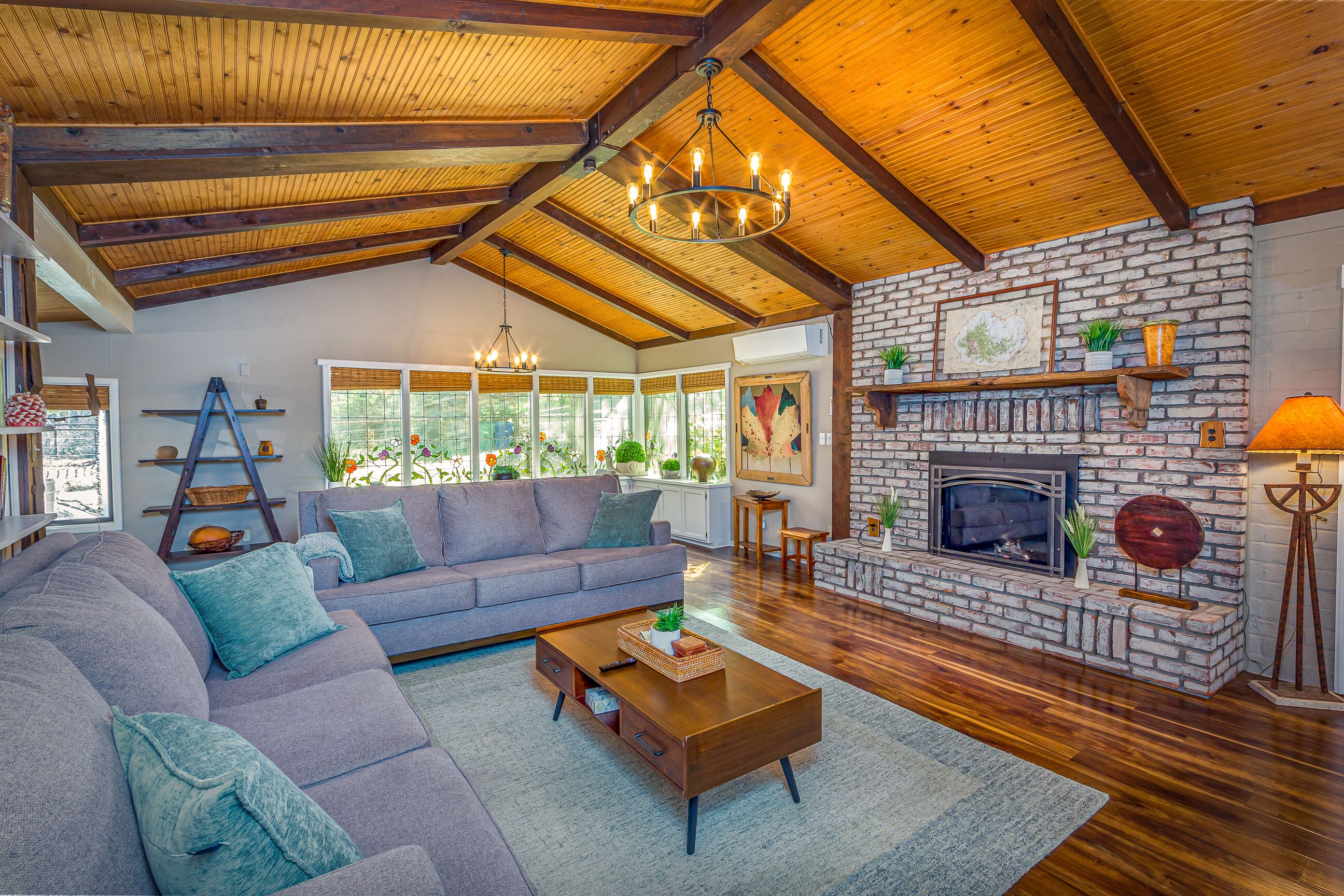 Smart TV, chimenea, videojuegos y futbolito 