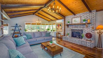 Smart TV, chimenea, videojuegos y futbolito