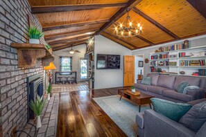 Smart TV, fireplace, video games, foosball - Magical River House ! near Sequoia Park, 2 decks, BBQ, Firepitš„ (Three Rivers)