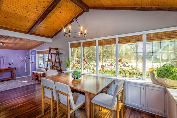 Dining - Magical River House ! near Sequoia Park, 2 decks, BBQ, Firepitš„ (Three Rivers)