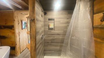 Chuveiro, secador de cabelo, toalhas de banho, sabonete