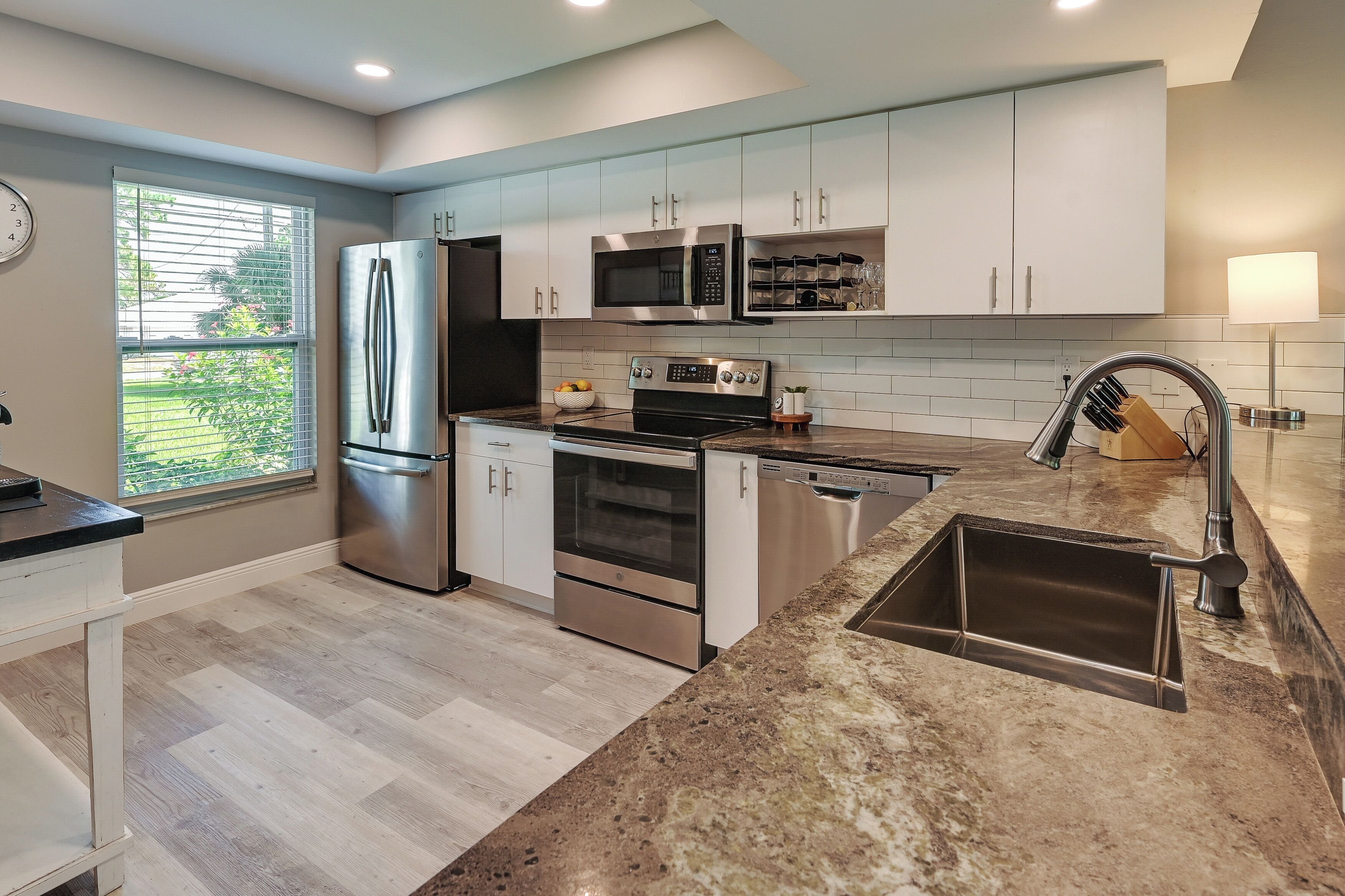 Réfrigérateur, micro-ondes, plaque de cuisson, lave-vaisselle