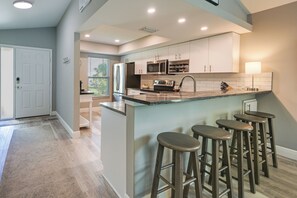 Réfrigérateur, micro-ondes, plaque de cuisson, lave-vaisselle