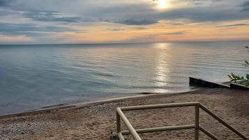 Chaises longues, serviettes de plage