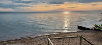 Sandy beach retreat! 500 ft to beach! 3 miles to the quaint village of Lexington