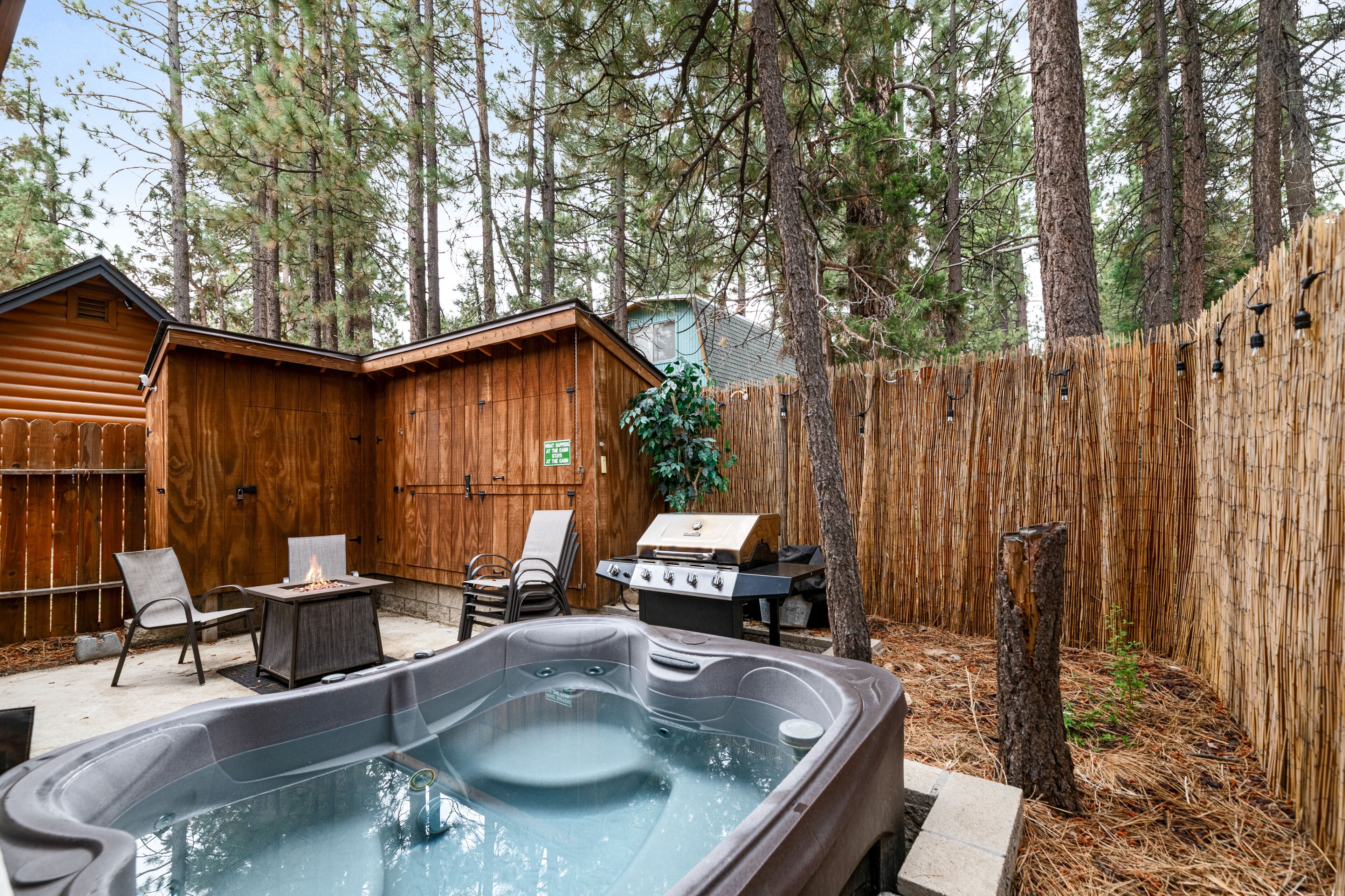 Little Foot Cabin - Tranquility awaits at this cozy home with Hot Tub!