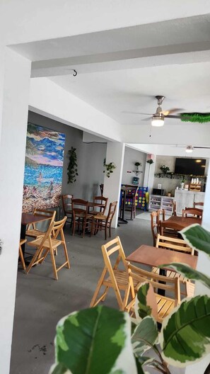 20-inch TV with cable channels - Vieques Tropical Guest House (Vieques)