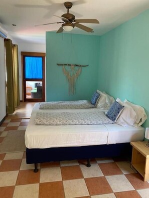 Comfort driepersoonskamer, 1 slaapkamer, uitzicht op de binnenplaats | Bedden met traagschuimmatrassen, gratis wifi, beddengoed