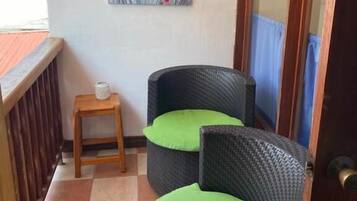 Memory foam beds, WiFi (free), bed sheets