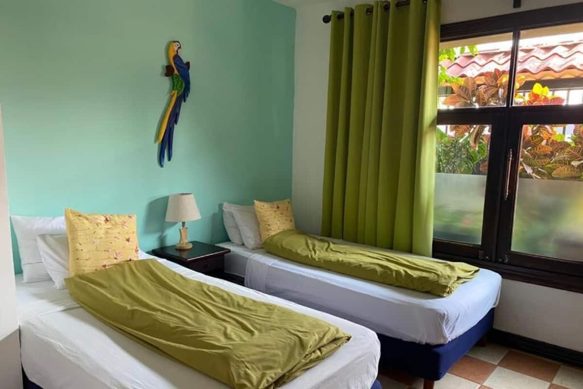 Kamar Double Basic | Busa memori, Wi-Fi gratis, dan seprai linen