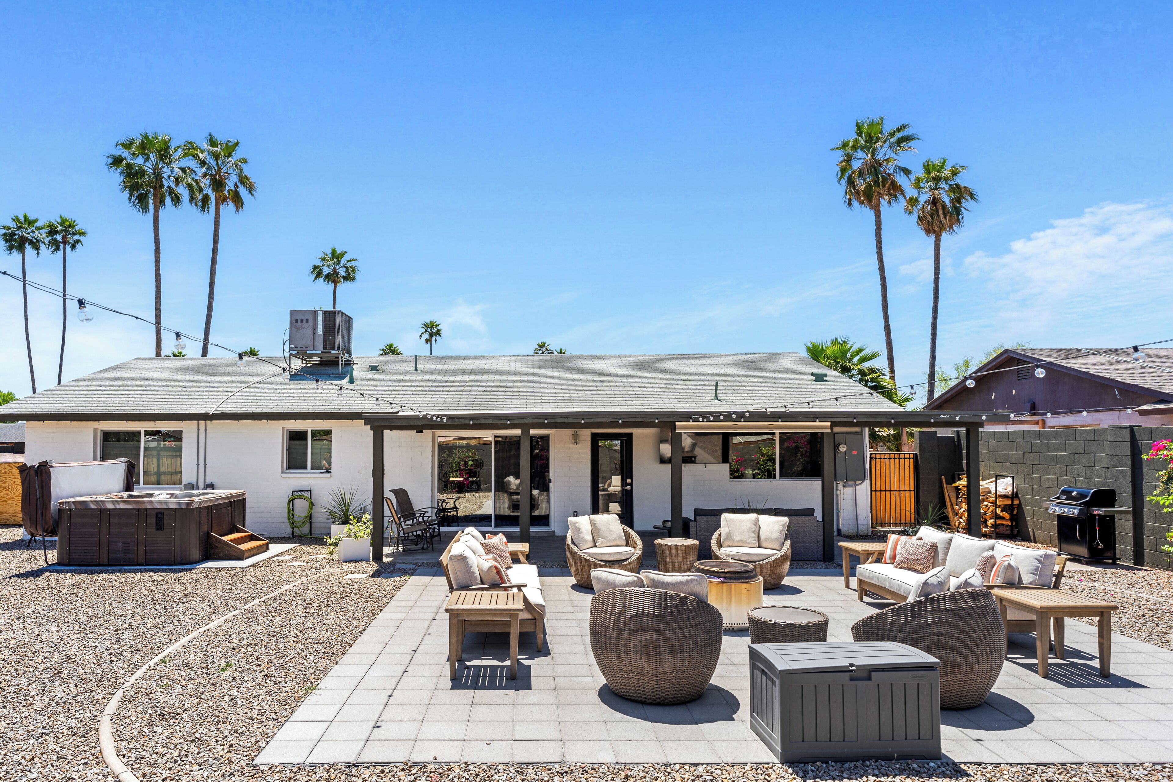 Close to ASU Tempe Home, sleeps 6, Beautiful outdoor space, Large Backyard, Hot Tub