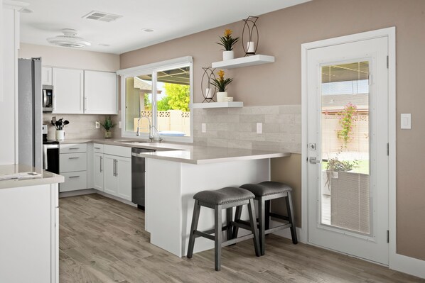 Fridge, microwave, oven, stovetop - ASU Football Special, Tempe Home, Hot Tub (Tempe)