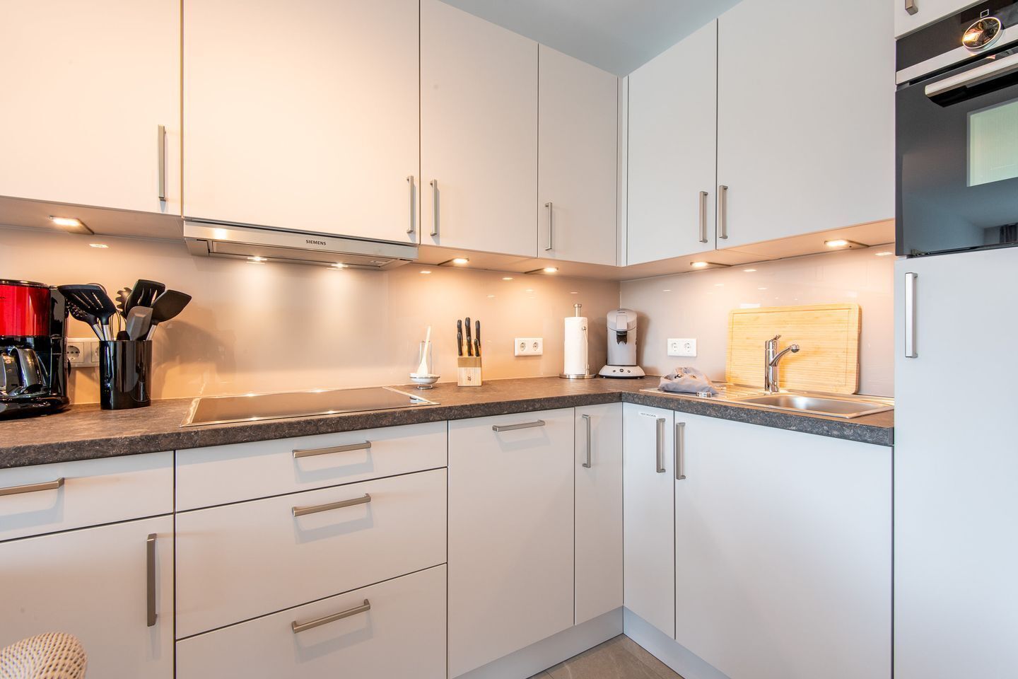 Wasserkocher mit Kaffee-/Teezubehör, Kühlschrank, Mikrowelle, Ofen