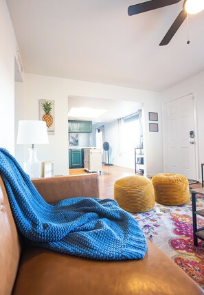 Una televisión, un futbolín