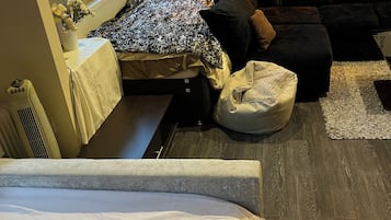1 slaapkamer, een strijkplank/strijkijzer, beddengoed