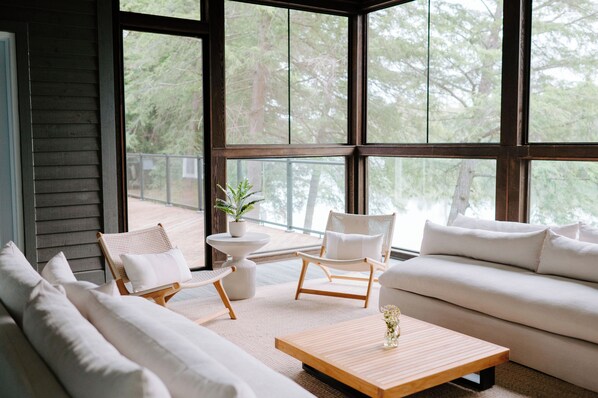 Smart TV, fireplace, ping pong