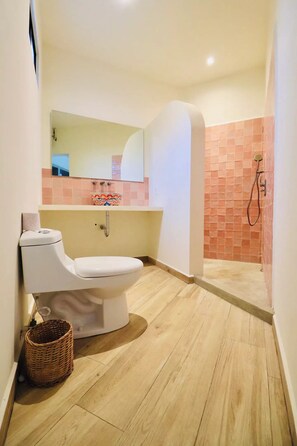 Douche, sèche-cheveux, serviettes fournies, savon