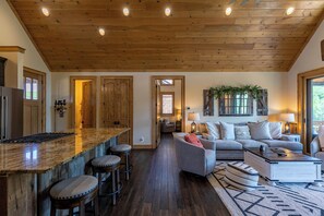 TV, fireplace - Black Bear Den at Eagles Nest -Camp Year Round Mountain Views, Gas Log Fireplace, walk to courts (Banner Elk)