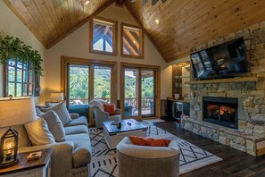 TV, fireplace - Black Bear Den at Eagles Nest -Camp Year Round Mountain Views, Gas Log Fireplace, walk to courts (Banner Elk)