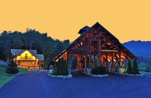 Exterior - Black Bear Den at Eagles Nest -Camp Year Round Mountain Views, Gas Log Fireplace, walk to courts (Banner Elk)