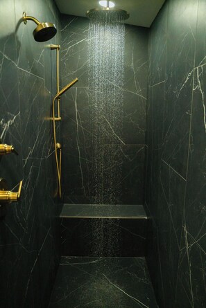 Douche, séchoir à cheveux, bidet, serviettes fournies