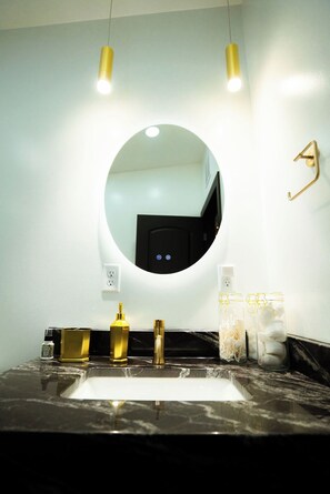 Shower, hair dryer, bidet, towels