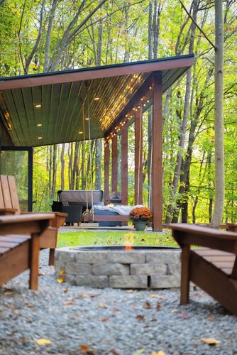 Rekindled @ The Patch, lux couples getaway, hot tub, outdoor living.