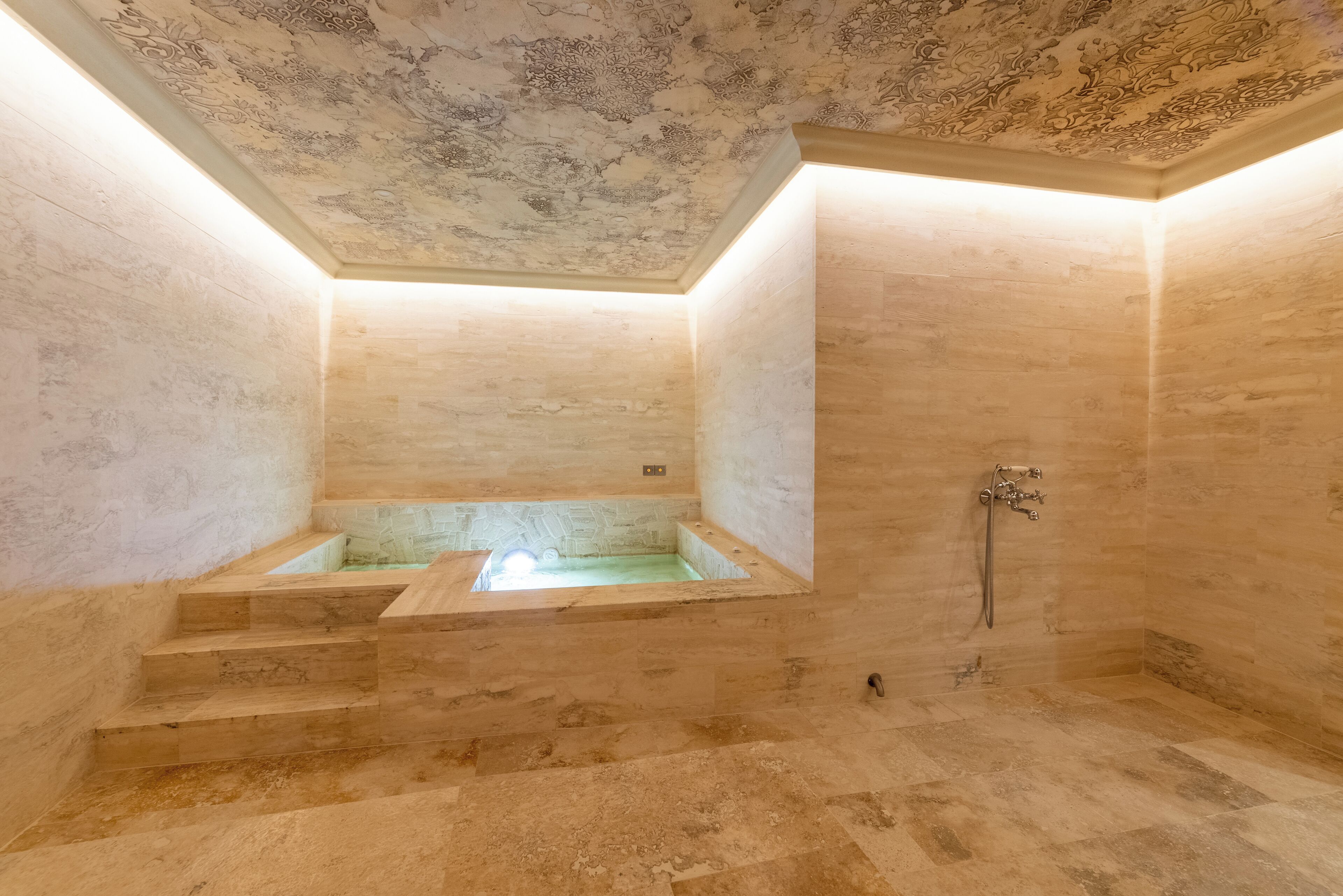 Hammam, soins d&#x27;aromathérapie, massages des tissus profonds