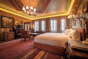 Egyptian cotton sheets, premium bedding, memory-foam beds, minibar - Bey House Royal Hotel (Veliko Tarnovo)