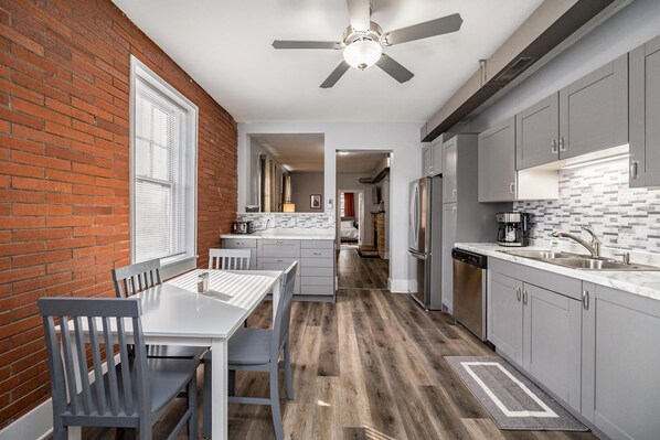 Geladeira, micro-ondas, fogão, cooktop