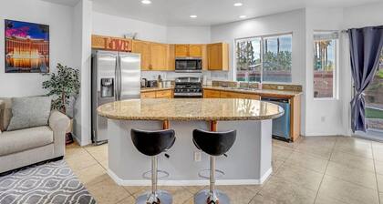 Big Family: Luxurious, King Beds, Pool Table, Fireplace, Backyard Oasis & More!