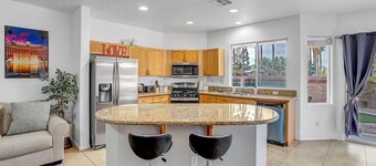 Big Family: Luxurious, King Beds, Pool Table, Fireplace, Backyard Oasis & More!