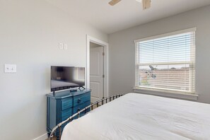 4 bedrooms, free WiFi, bed sheets