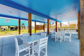 Outdoor dining - Private Heated Pool, Pet Friendly, Parking for 5 (Port Aransas)