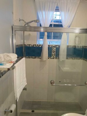 Chuveiro, toalhas de banho, sabonete, shampoo