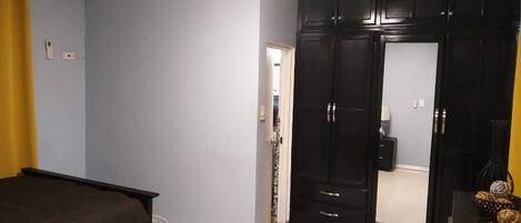 1 dormitorio, tabla de planchar con plancha, wifi gratis y ropa de cama