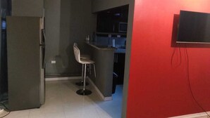 Unclassified image, 2 of 6, button - Modern  Apartment  in Kingston  Centrally  located. (Kingston)