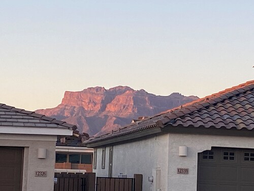 "Charming Gold Canyon guest house: mountain views, outdoor adventures."