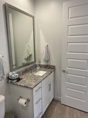 Regadera, secadora de cabello, toallas, jabón 