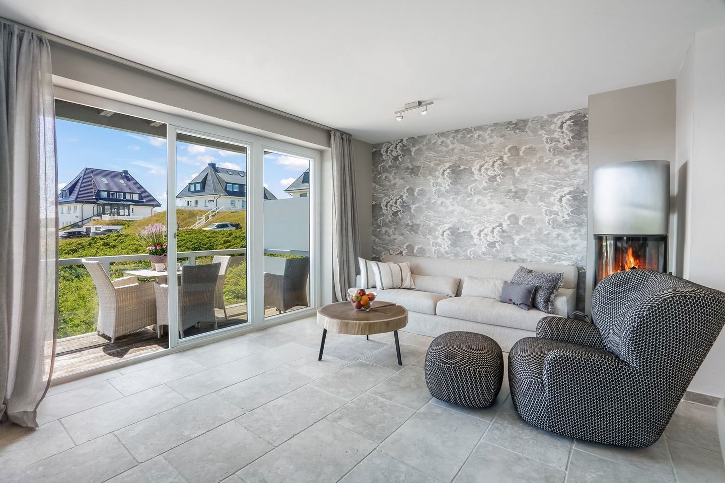 Een televisie en een stereo