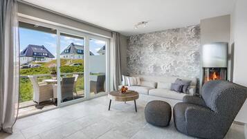 Een televisie en een stereo