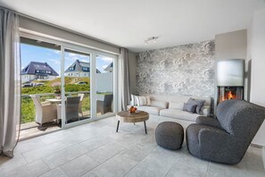 Unclassified image, 4 of 21, button