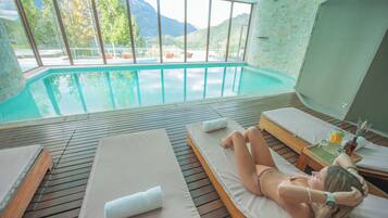 Una piscina techada, una piscina al aire libre