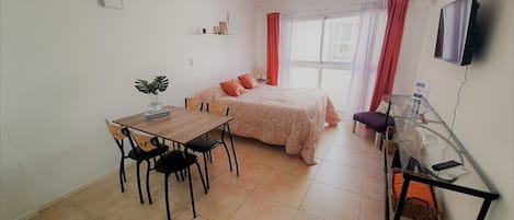 Een strijkplank/strijkijzer, internet, beddengoed