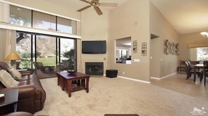 Smart-TV, Kamin, Videospiele, DVD-Player