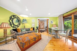 Smart-TV, Kamin, Bücher, Stereoanlage