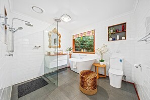 Douche, articles de toilette écologiques, sèche-cheveux